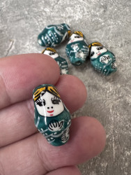 Керамическая бусина, матрешка зелёная, 22/13 мм.